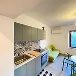 Smart-central-apartment-gold-elegant-style Lägenhet