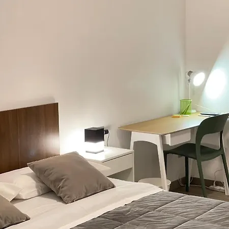 Smart-gold-central-apartment-elegant-style Lägenhet